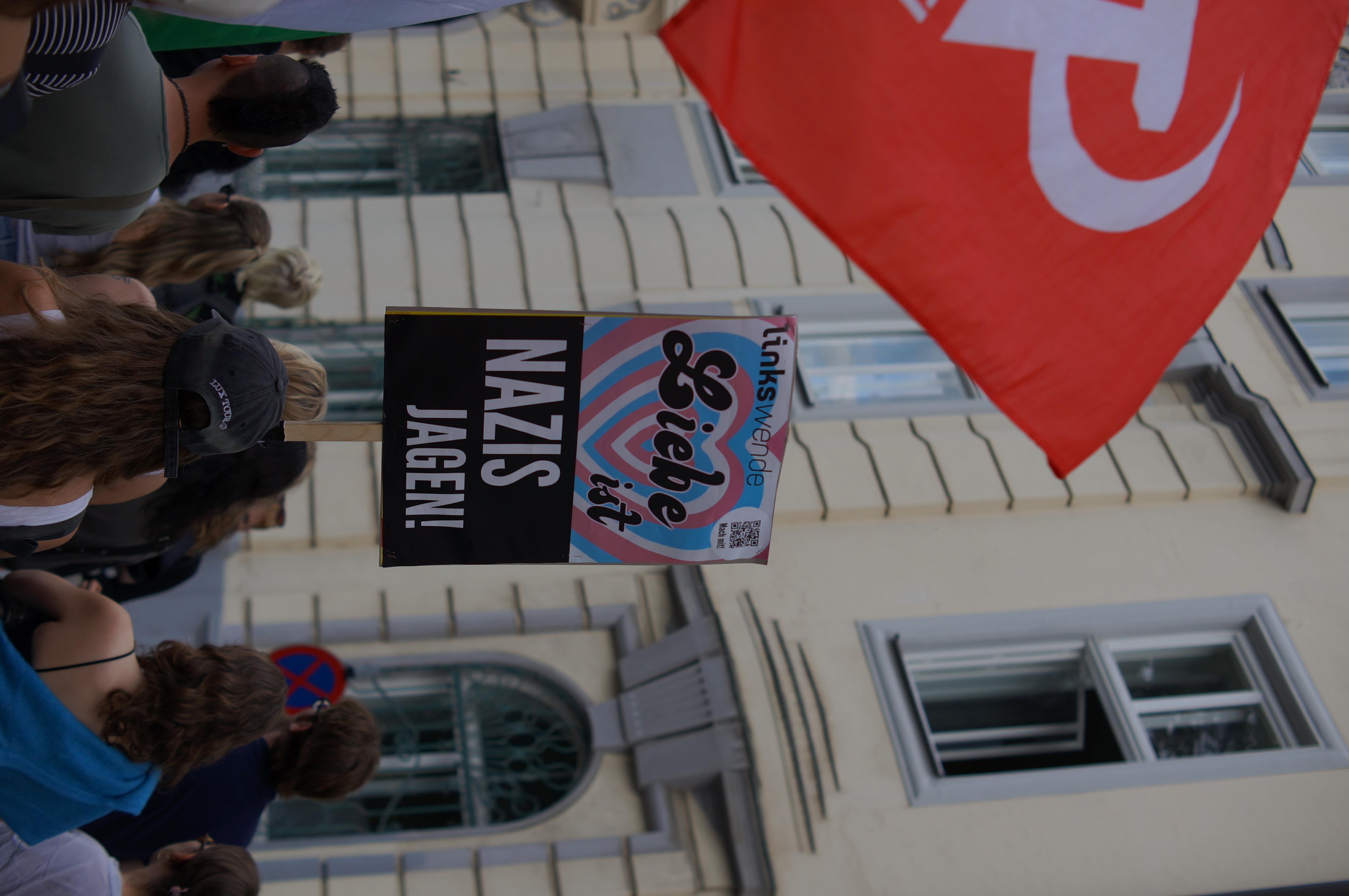 Demo-Plakat mit dem Spruch 'Liebe ist Nazis jagen!'