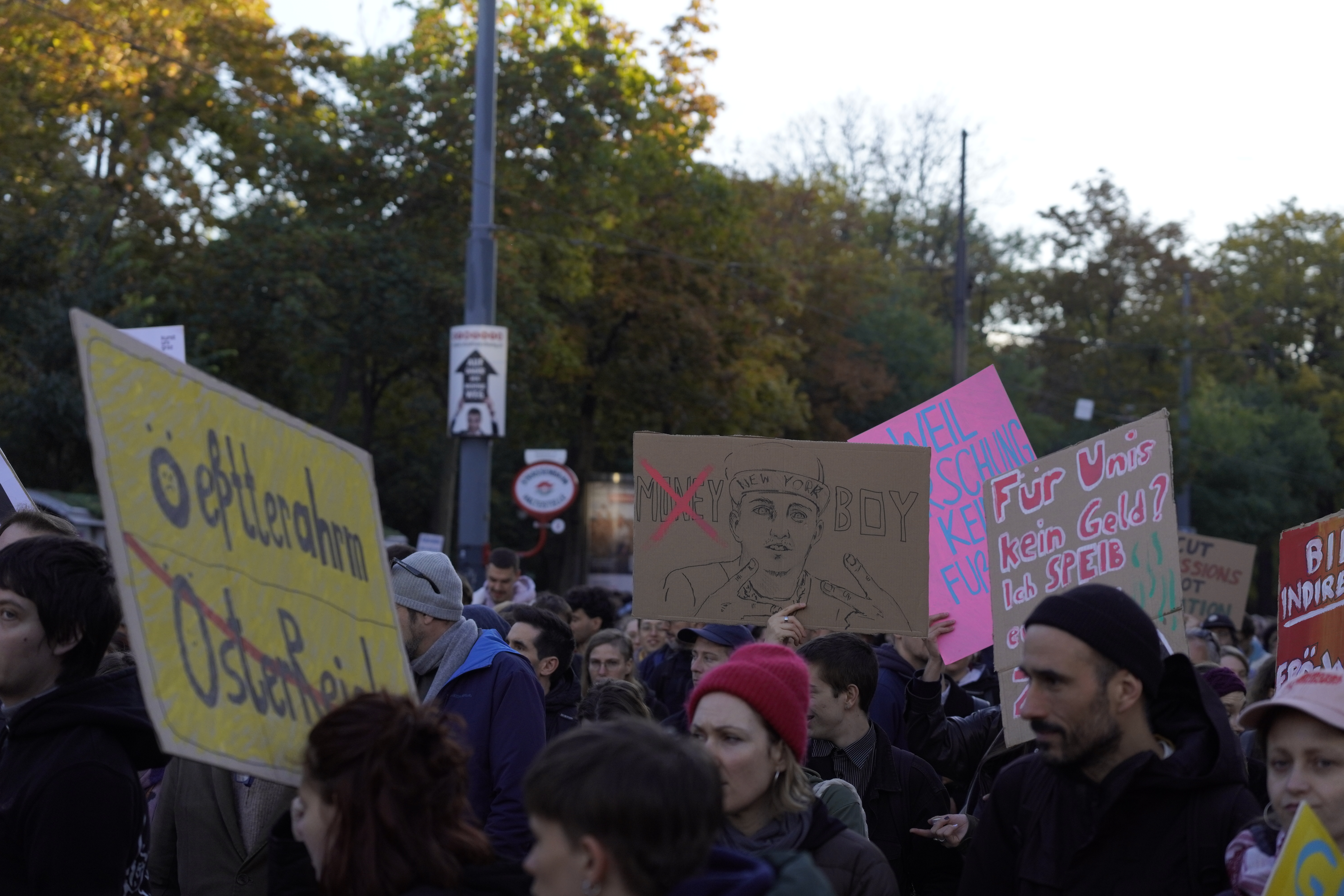Demo Plakat mit Zeichnung von MoneyBoy, wobei Money durchgestrichen ist